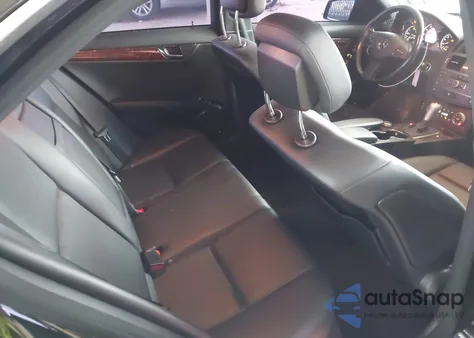 2011 Mercedes-Benz C 300 Luxury 4Matic/Sport 4Matic z USA, uszkodzony, nr VIN WDDGF8BB0BR146607